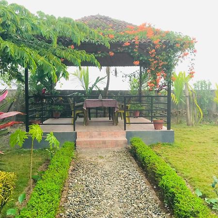 Chitwan Village Resort Sauraha Exterior foto