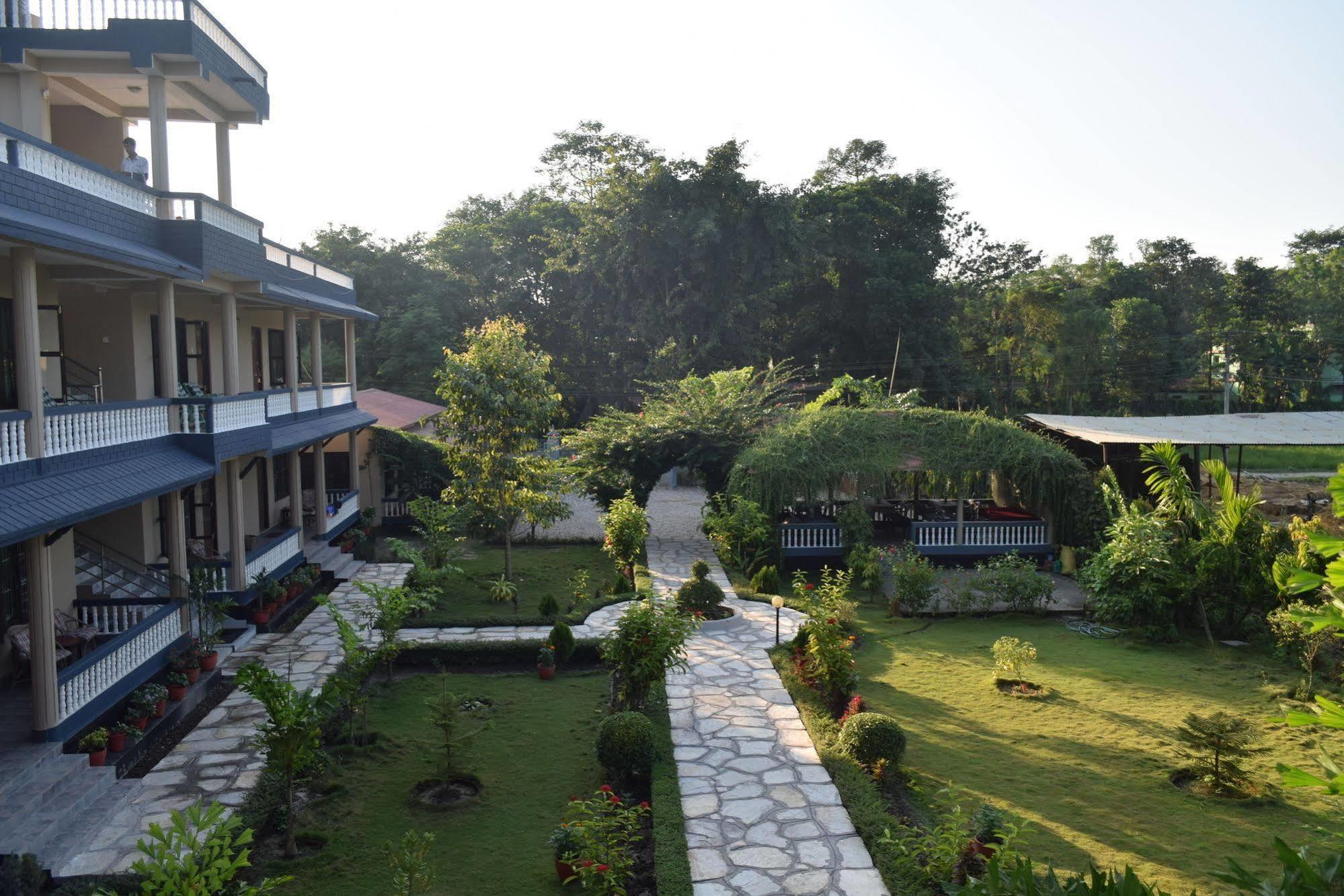 Chitwan Village Resort Sauraha Exterior foto