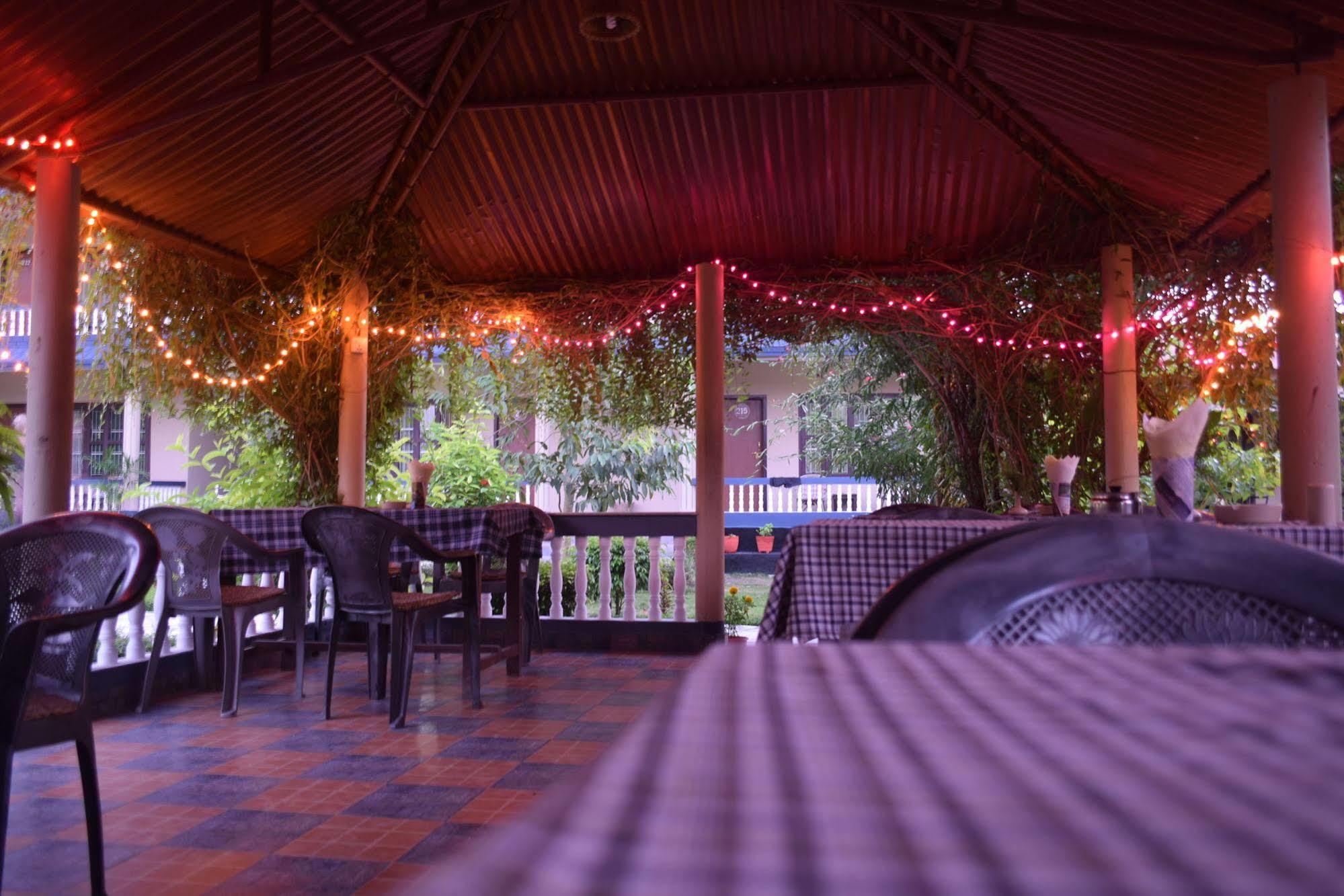 Chitwan Village Resort Sauraha Exterior foto