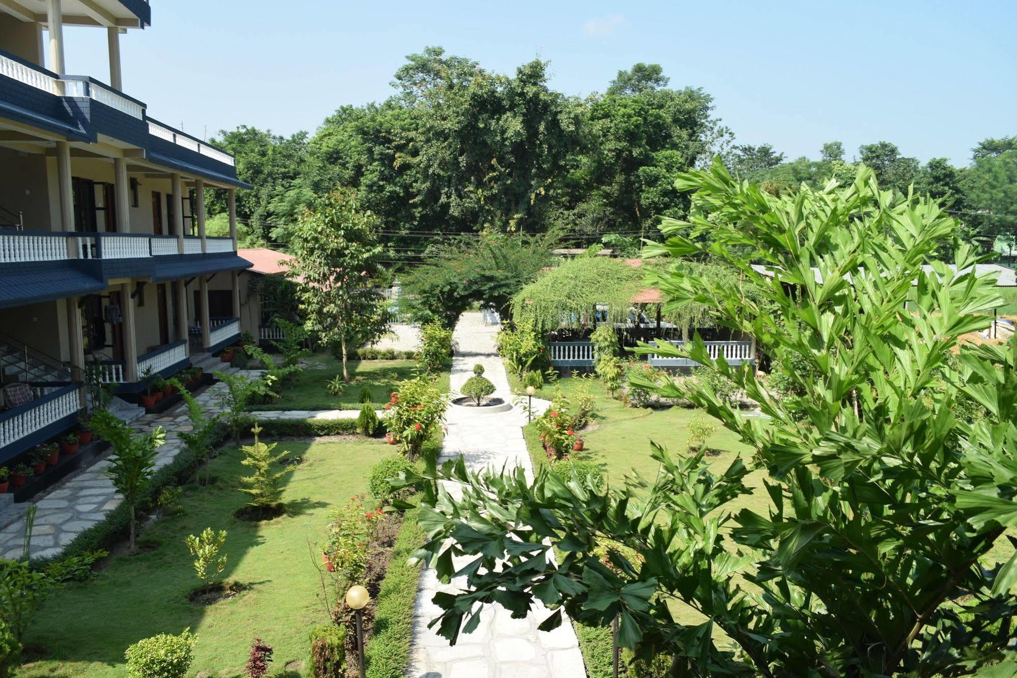 Chitwan Village Resort Sauraha Exterior foto