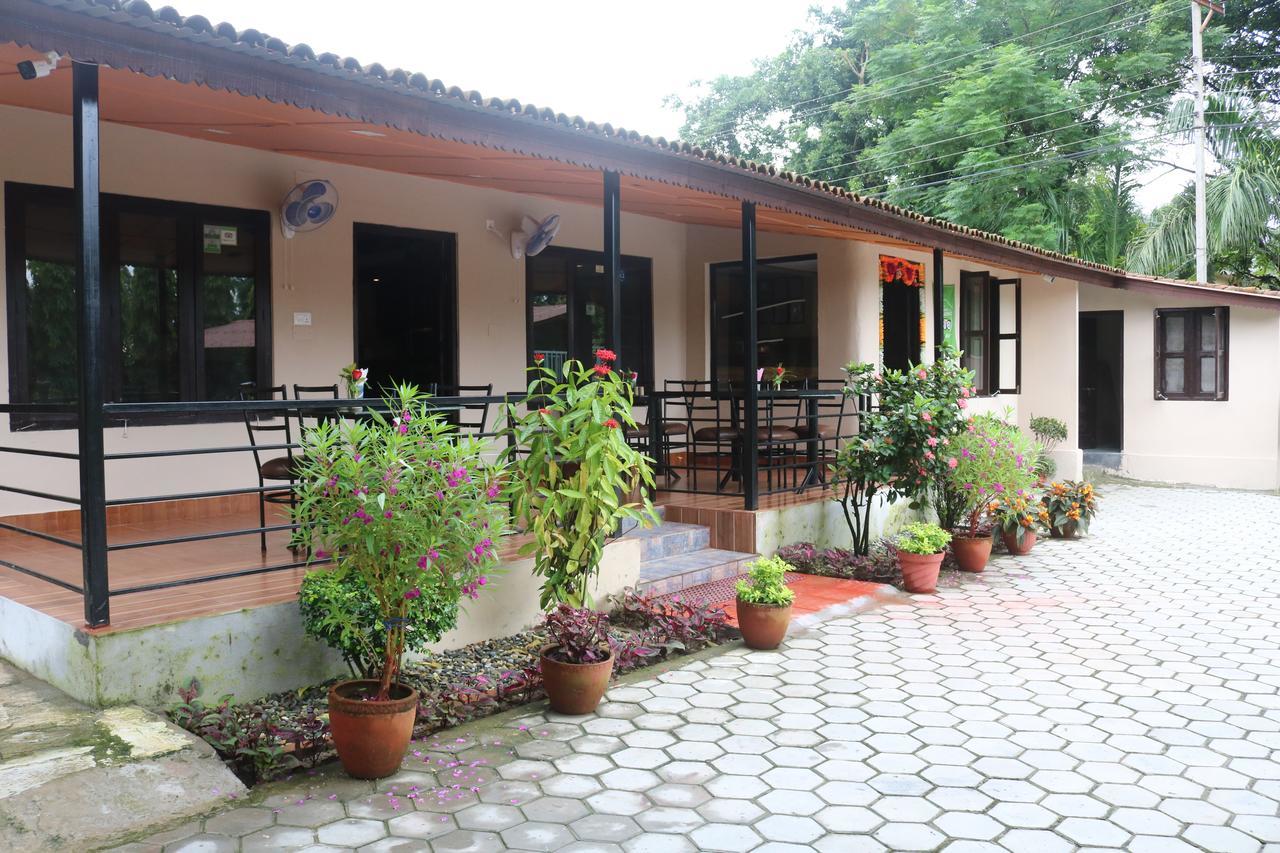 Chitwan Village Resort Sauraha Exterior foto